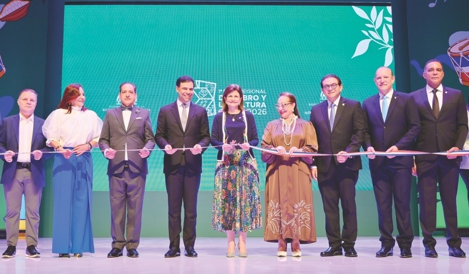 La vicepresidenta de la República, Raquel Peña y el Ministro de Cultura, Roberto Ángel Salcedo, encabezan el corte de la cinta que dejó inaugurada anoche la Feria del Libro y la Cultura Cibao.  (Fotos: Carlos CHICON)