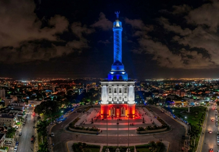 Santiago se viste de patria por la Restauración