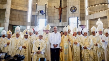 El presidente Luis Abinader junto a los obispos en la toma de posesión del nuevo obispo de la Diócesis de La Vega