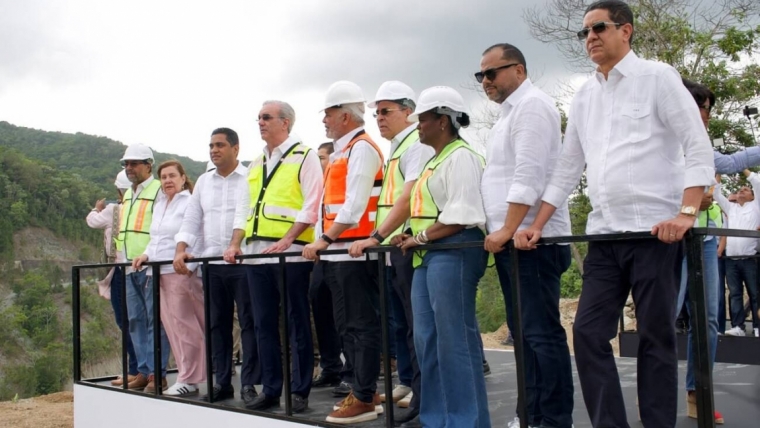 Abinader verifica avance presa de Guaigüí