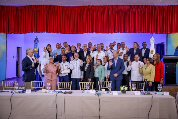 El ministro de Educación, Luis Miguel De Camps, dejó instalada y juramentada la Mesa de los Cinco Pilares en la Regional 08, de la provincia Santiago.