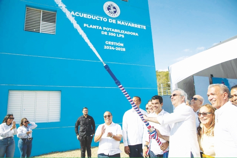 El presidente Luis Abinader dejó inaugurado ayer miércoles el nuevo acueducto del municipio de Navarrete, una obra considerada histórica que garantizará agua potable a más de 150 mil habitantes tras más de dos décadas de espera.