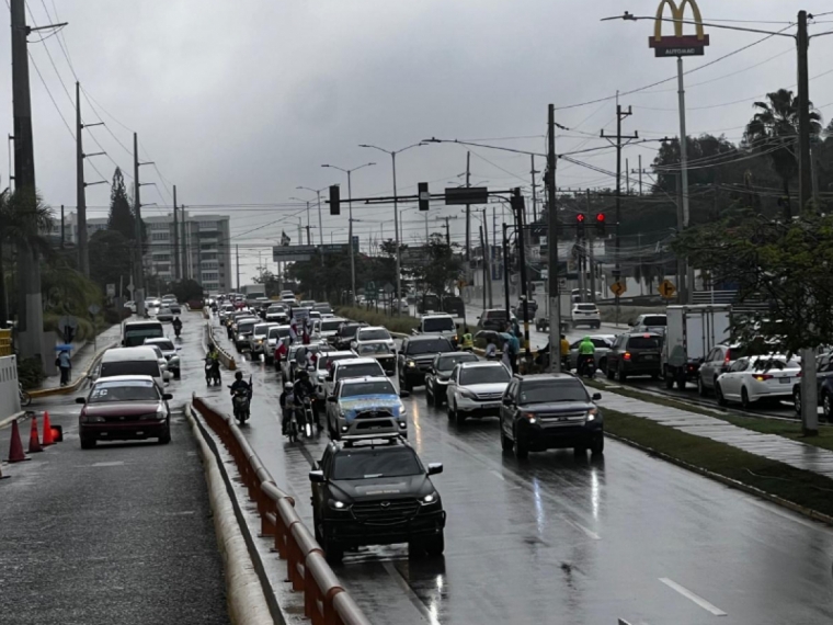 Bajo lluvias realizan marcha en Santiago en defensa Cordillera Septentrional