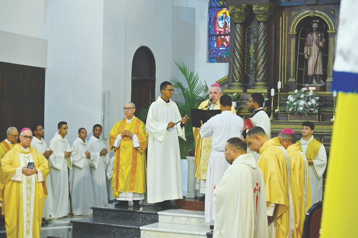 El nuncio Apostólico junto al arzobispo de Santiago y demás religiosos durante la eucaristía (Fotos Carlos Chicón).