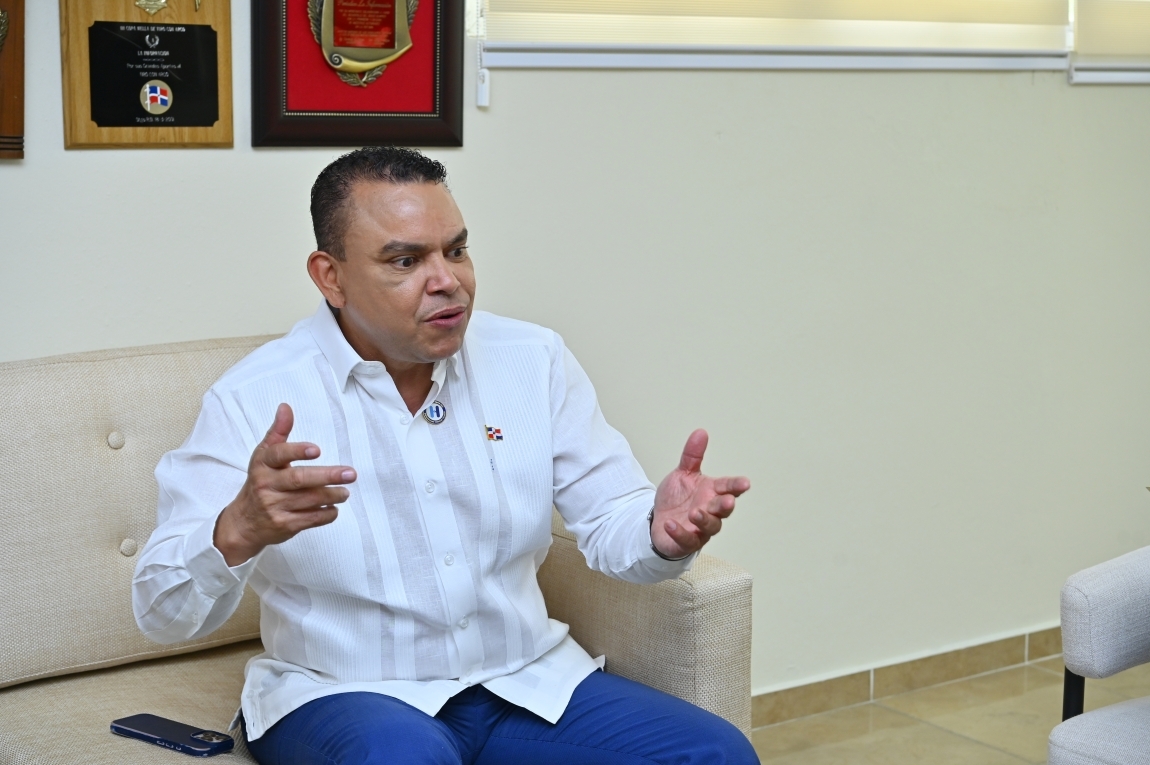 El director del Servicio Nacional de Salud Julio Landrón, anuncio la implementación de una estrategia integral para fortalecer la Red Pública de Salud en la provincia Santiago, que incluye la ampliación, remozamiento y entrega de nuevos equipos para descongestionar hospitales de alta complejidad.