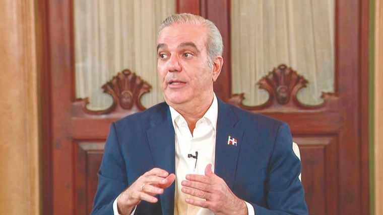 El presidente Luis Abinader informó que el Poder Ejecutivo depositó el pasado viernes en el Congreso Nacional un conjunto de modificaciones consensuadas al Código Penal y a la Ley de Expresión y Difusión del Pensamiento, con el objetivo de equilibrar el derecho a la libertad de expresión.