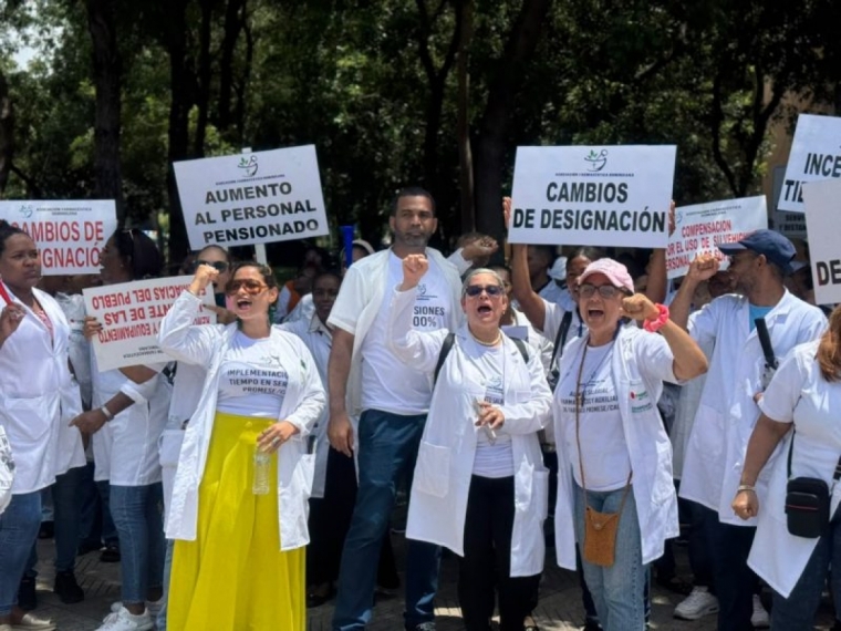 Gremios de salud entregan pliego de demandas en el Palacio Nacional