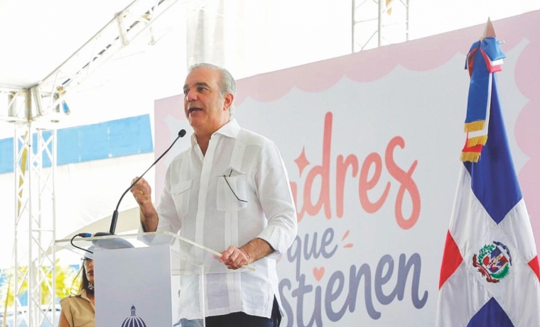 abinader-y-madres-medium.jpg