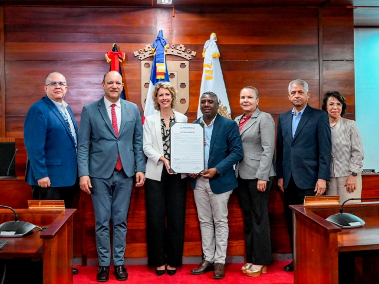 Ayuntamiento de Santiago reconoce a embajadora de Francia Sonia Barbry como “Visitante Distinguida”