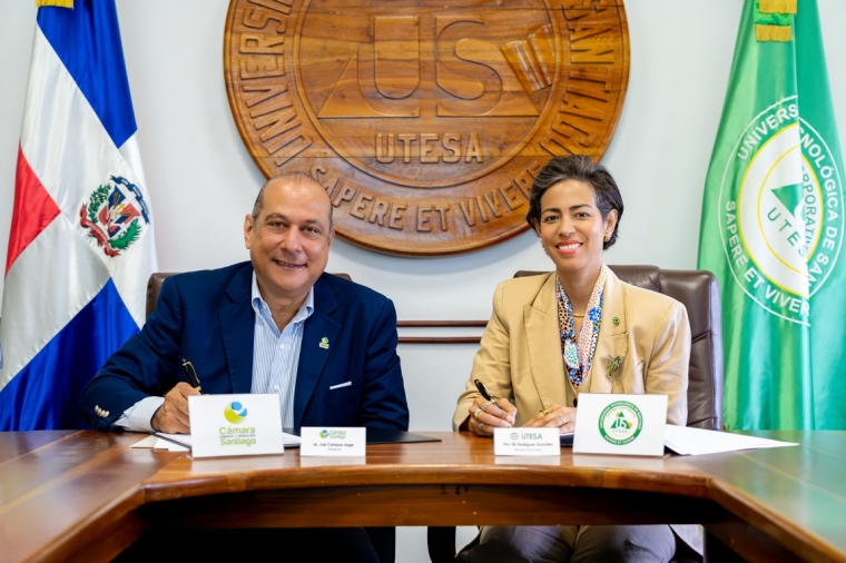 Doctor Luis Campos Jorge Presidente CCPS y la doctora Lily Rodríguez González Rectora UTESA Sede.
