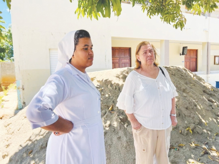 Gobernadora Luisa de la Mota supervisa avances en colegio Nuestra Señora la Altagracia