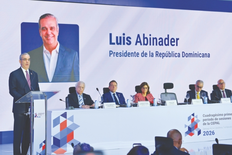 El presidente Luis Abinader durante su alocución en el acto inaugural de la 41.ª sesión de la CEPAL. Al fondo integrantes de la mesa principal. (Foto: Carlos CHICON)