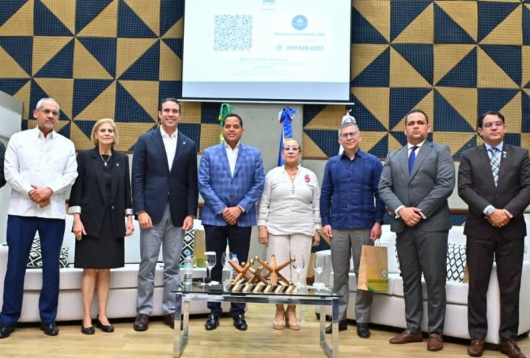 Alejandro de Jesús Abreu, Ingrid González de Rodríguez, Frank Rodríguez González, Antonio Palmas, Rosa Santos, Ernesto García Hernández, Oliver Gonell y Bernardo Hilario. (Foto: Carlos CHICON).