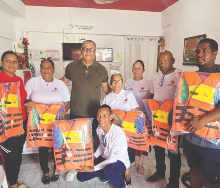 Entregan chalecos salvavidas a la Cruz Roja