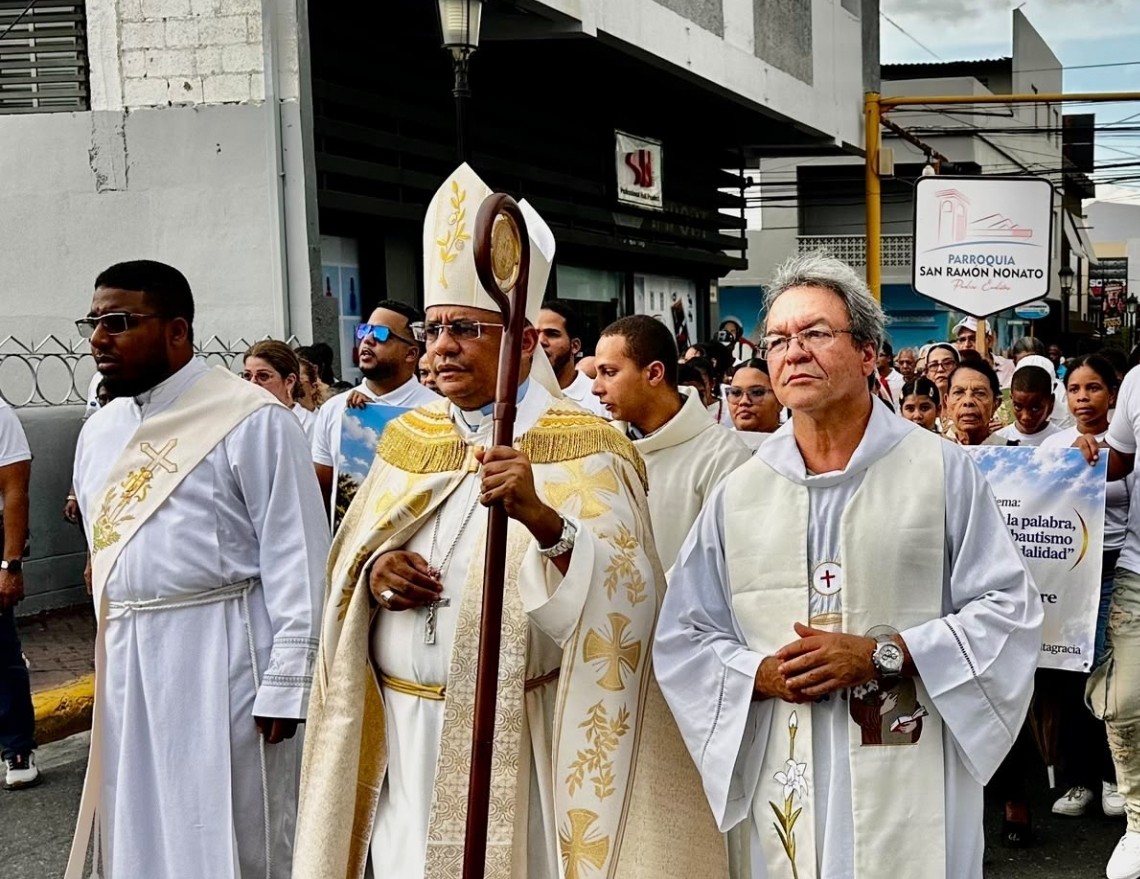 monsenor-amauri-rosario-encabezo-la-multitudinaria-caminata-bajo-el-lema-iluminados-por-la-palabra-vivimos-nuestro-bautismo-en-santidad-y-sinodalidad-en-el-marco-de-las-actividades-por-el-mes-de-la-biblia.cropped_1790547519.jpeg