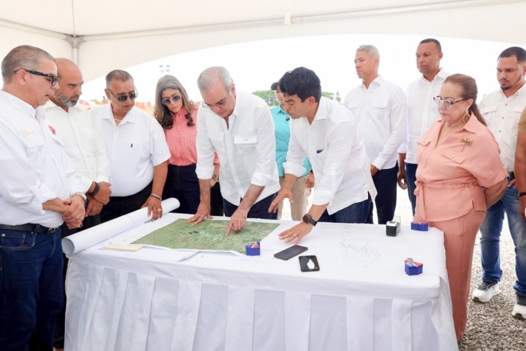 El presidente Luis Abinader concluyó una jornada de tres días de trabajo en Santiago, durante la cual supervisó proyectos de infraestructura, anunció nuevas obras y destacó iniciativas orientadas a mejorar la movilidad, el saneamiento, la seguridad y la conectividad de la región Norte.