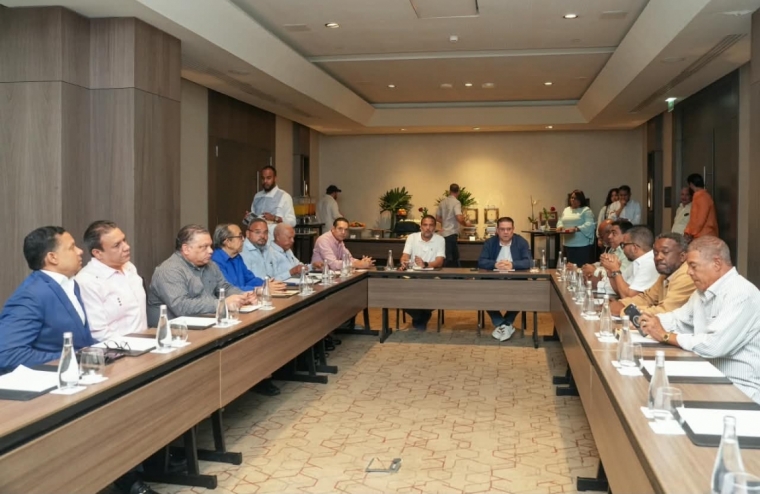 Gobierno dialoga con transportistas por alza de combustibles