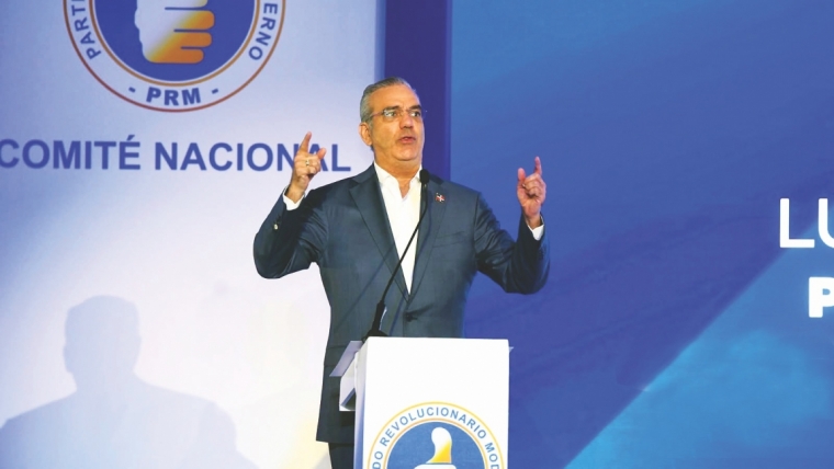 Abinader asume presidencia del PRM